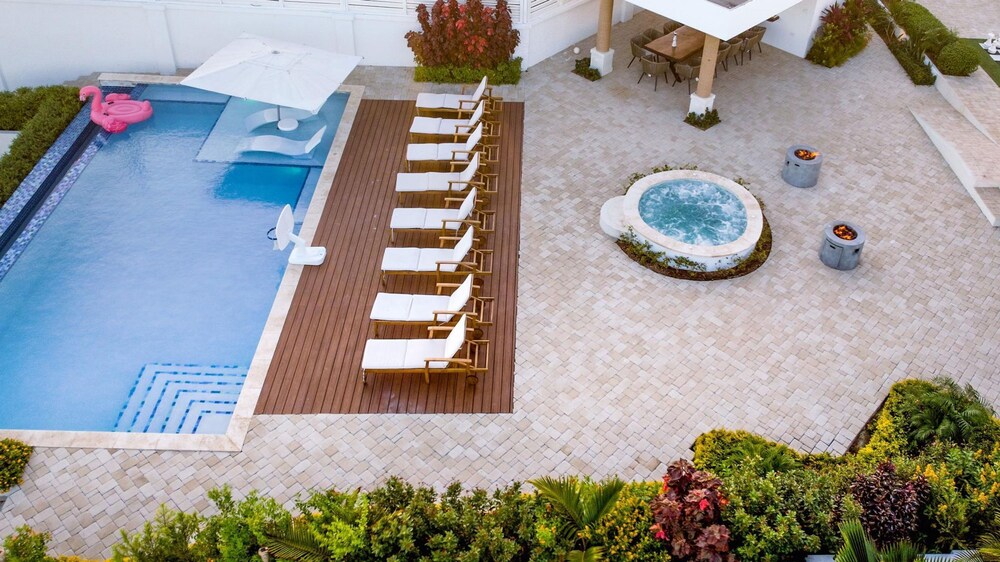 Beachfront Villa w Pool Sleeps 16 Dining Tub