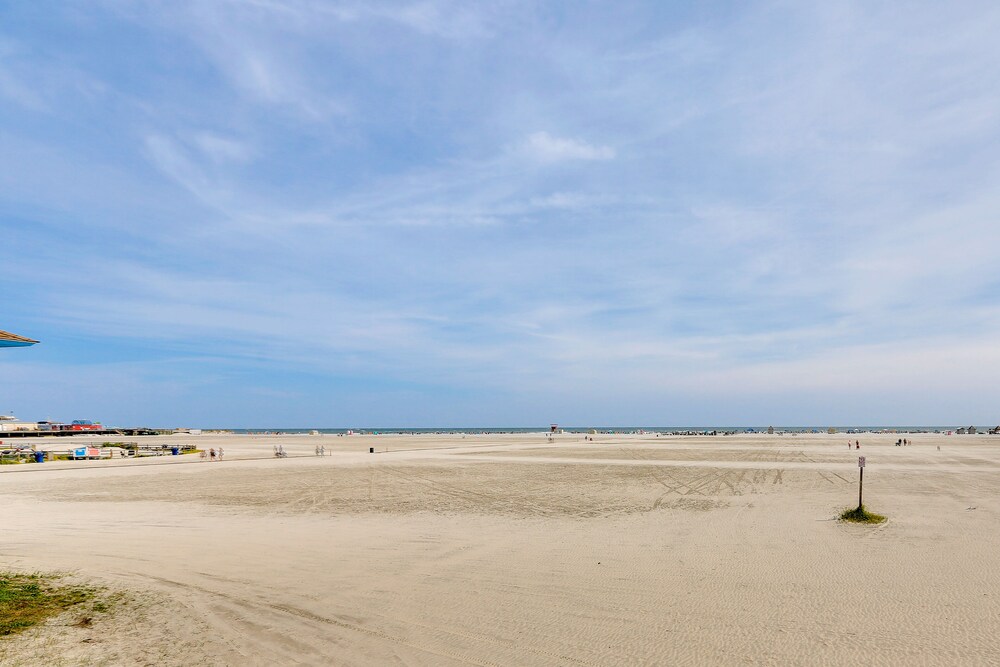 Wildwood Condo w/ Community Pool: Walk to Beach! view 5