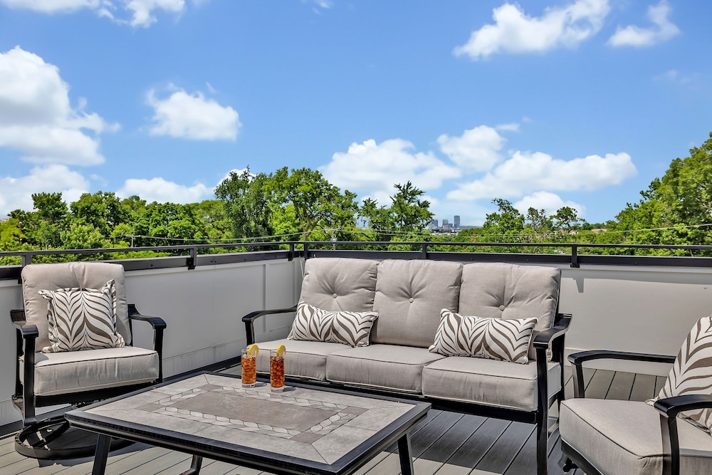 Bass - Private Rooftop - 8 Mins to Broadway