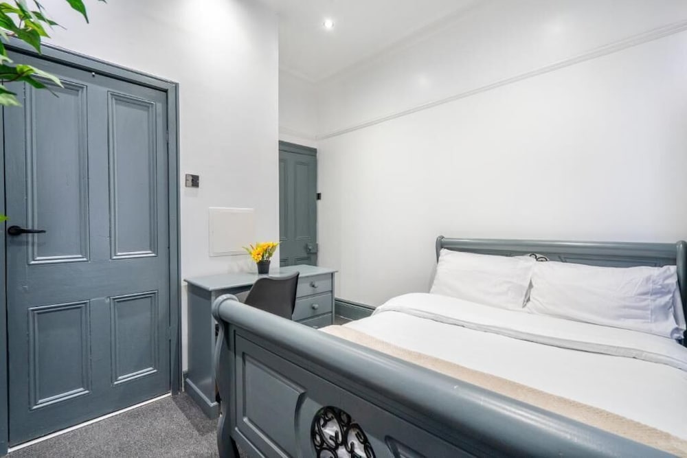 Sheffield 4 Bed Home by Broomhill Village