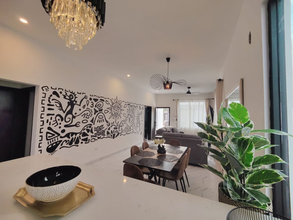 Beautiful 3bed 2bath new Home With Pool in Town