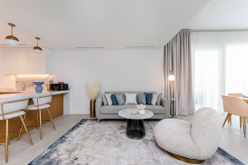 Luxury 2BR at La Vie with sea view