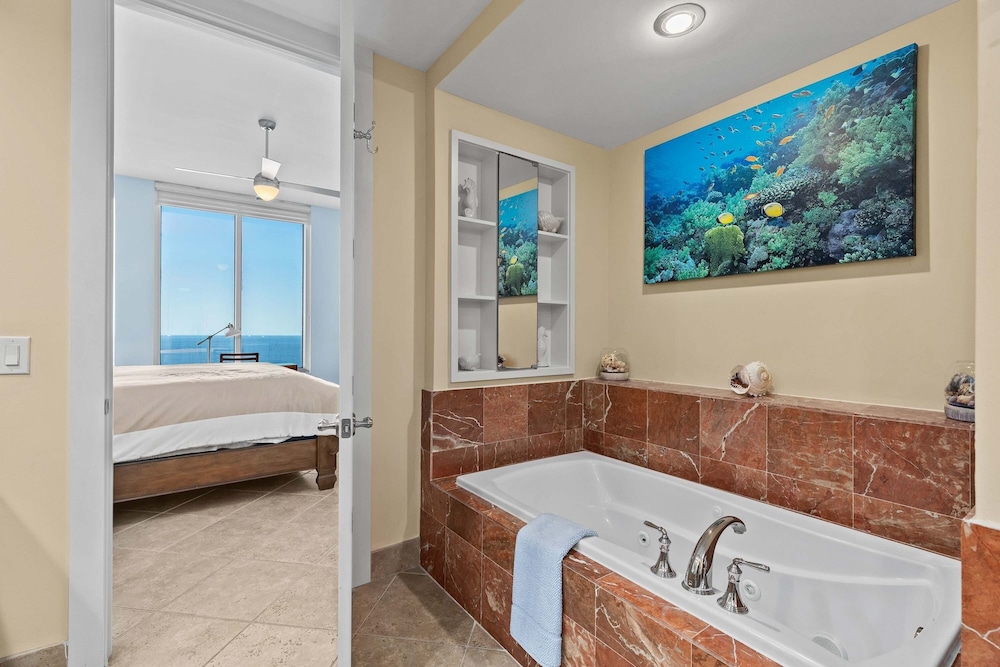 Sapphire Beach - Breathtaking 26th Floor Views 3 Bedroom Apts