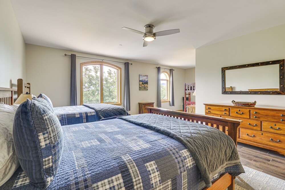 2 Mi to Angel Fire Resort: Luxury Condo w/ Balcony