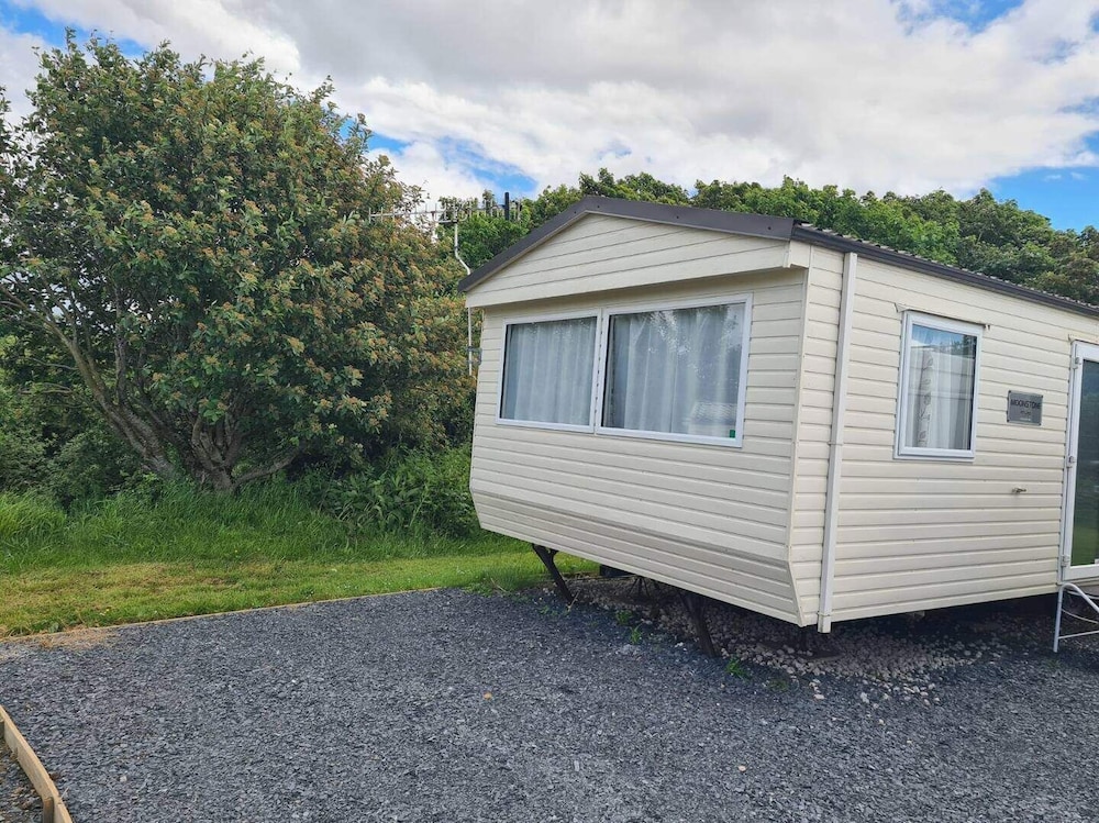2 Bed Lodge - Sleeps 5 - Parking - Pets - Wifi