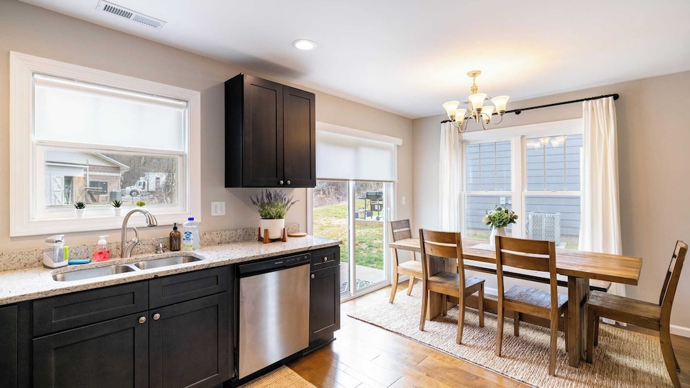 10 Townhomes, Sleeps 89 6 Mins to DT Asheville Sycamore Cove by Avantstay