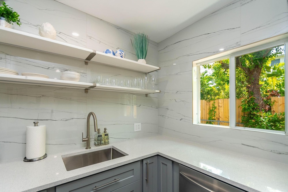 Uhost AI 4-unit Gem Mins to Las Olas Beach