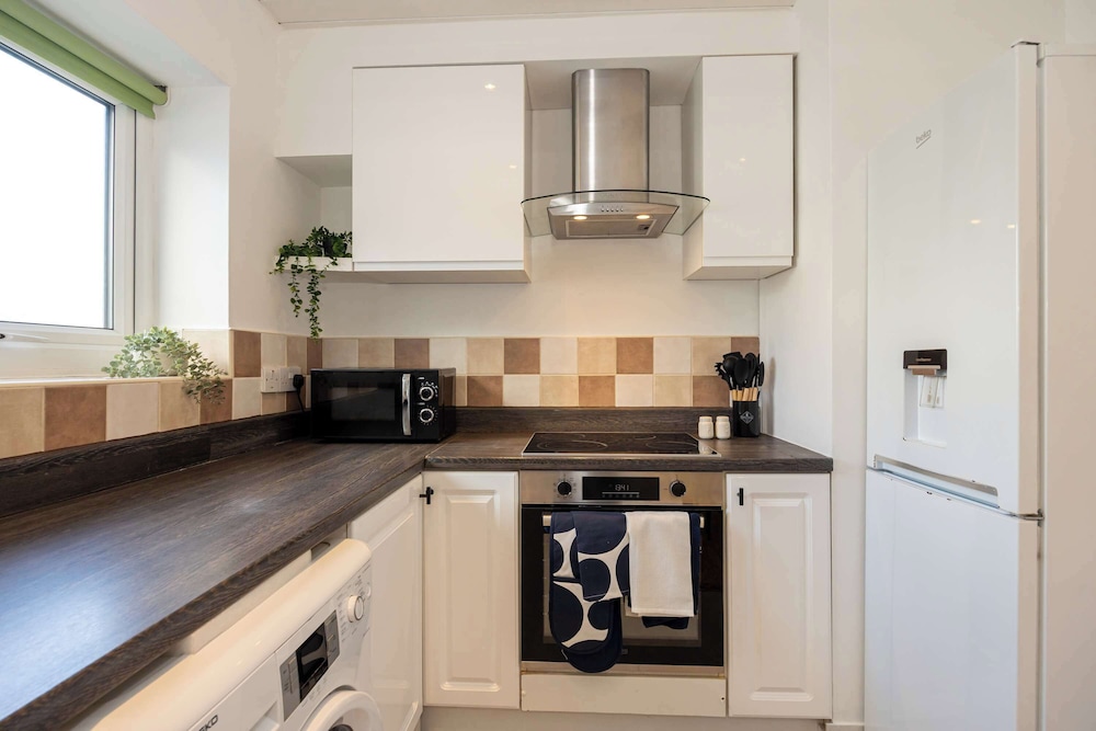 Spacious Apartment Near MCR Airport