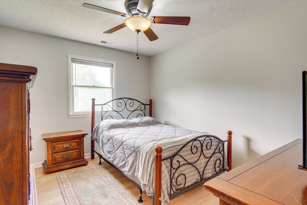 Pool & Game Room: Family Retreat in Fayetteville