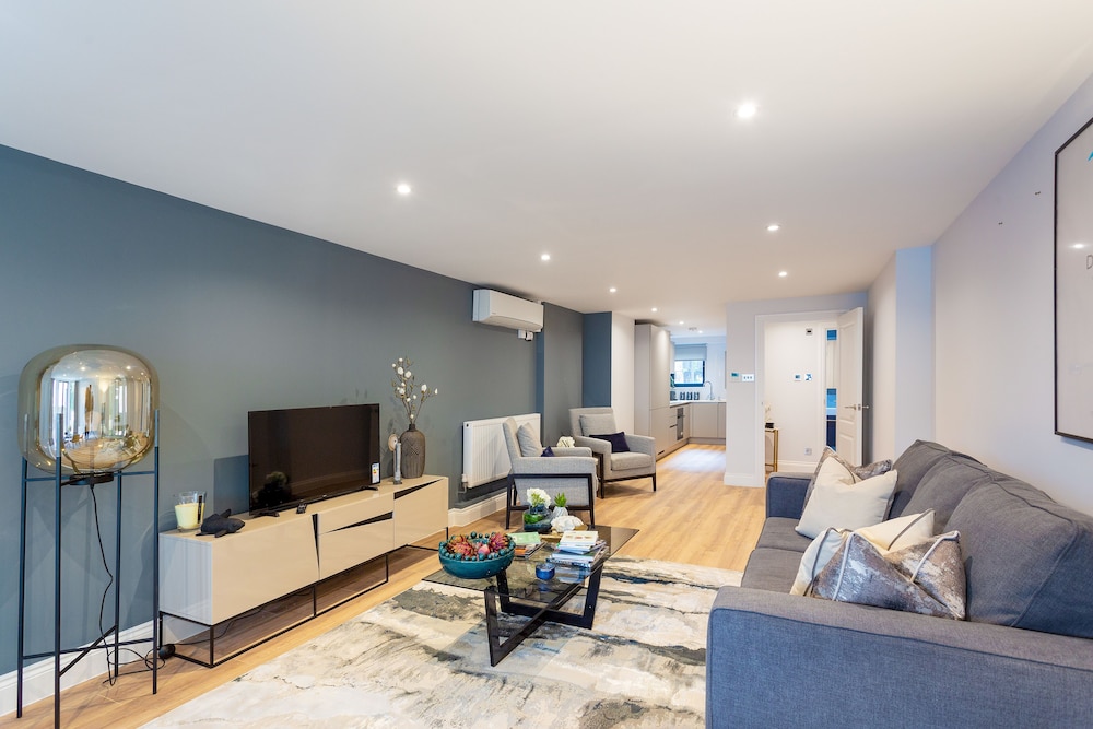 The Carlyle - Elegant Serviced Apartments