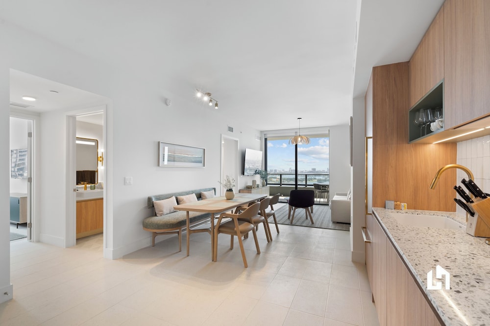 Stylish Apartments with Partial Ocean Views in Downtown