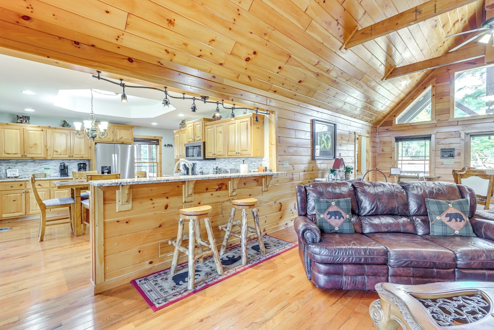 Blue Ridge Orchard Overlook' Cabin w/ Hot Tub
