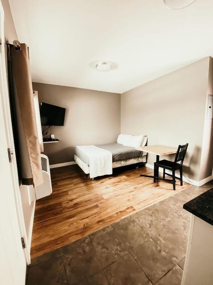 Hinton Highway Inn