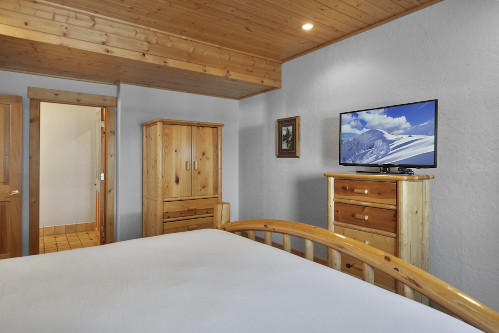 Bristlecone at Deer Valley Resort - Three Bedroom Condo with Hot Tub #503 3 Condo