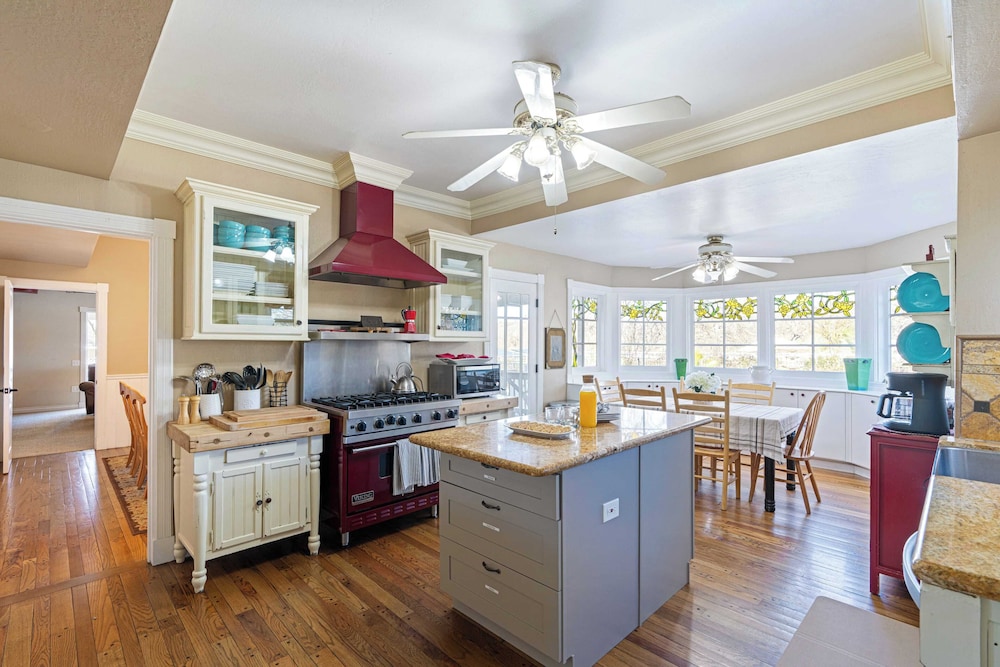Victorian Manor In Paso Robles Wine Country + Pool, Hot Tub, Firepit, Tennis Court Sleeps 28