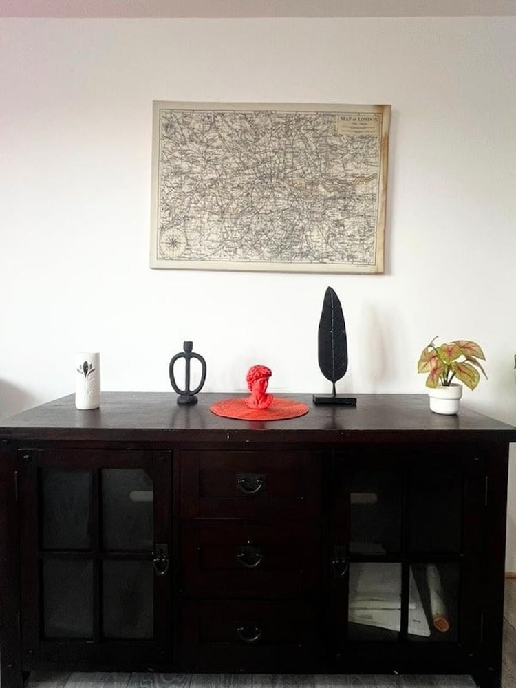 London Luxe Apartment - Spacious & Stylish