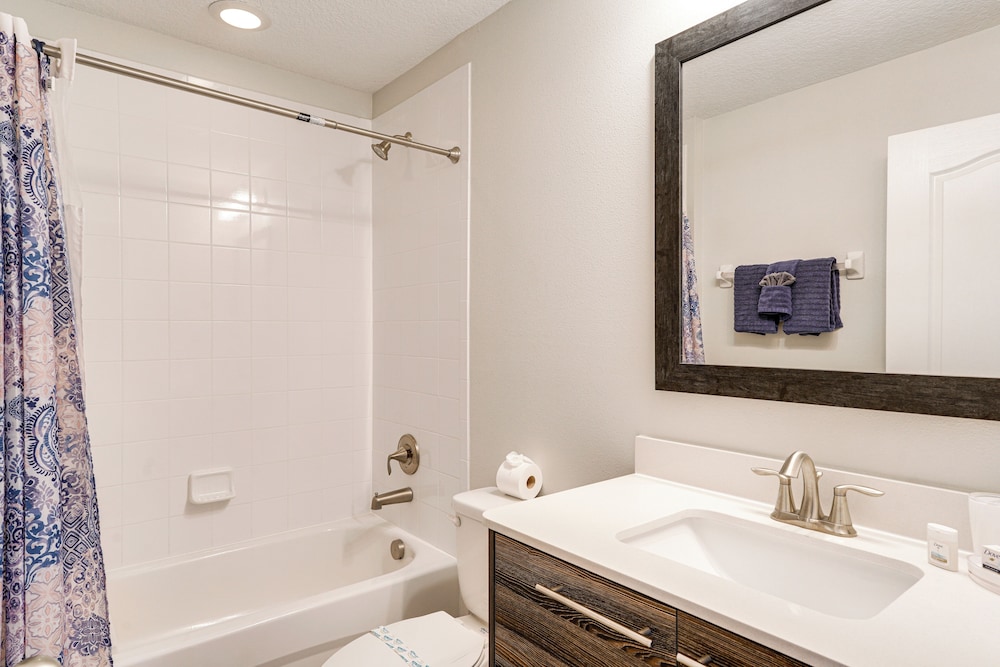 Near Disney & Legoland: Spacious Poolside Oasis!
