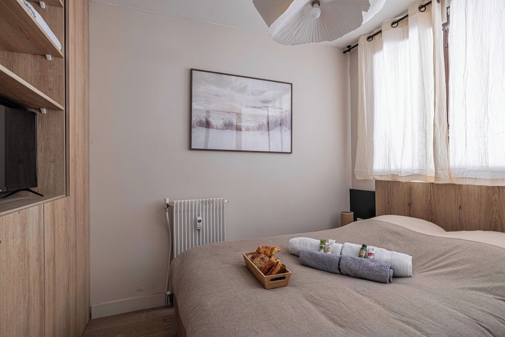 Sunny Getaway With Balcony and A/C in Antibes view 5