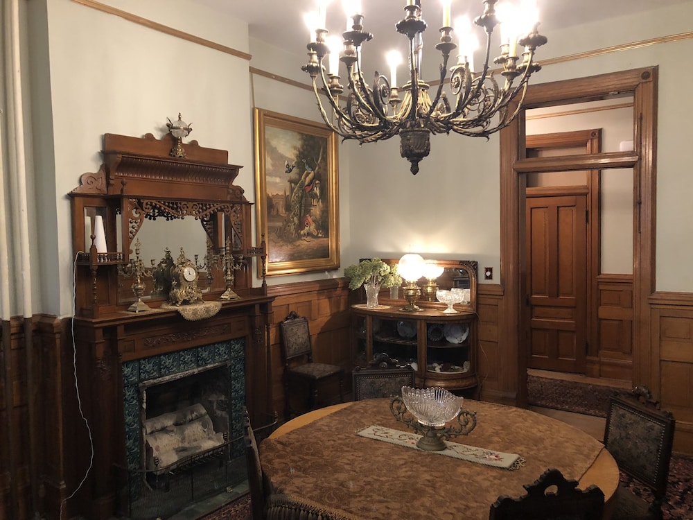 Vineyard Mansion & Carriage House Bed & Breakfast