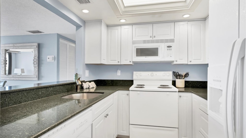 Anchorage Resort 7th Fl 2 Bedroom Condo with Beach Access 2 Condo