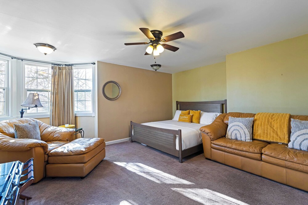 Victorian Manor In Paso Robles Wine Country + Pool, Hot Tub, Firepit, Tennis Court Sleeps 28