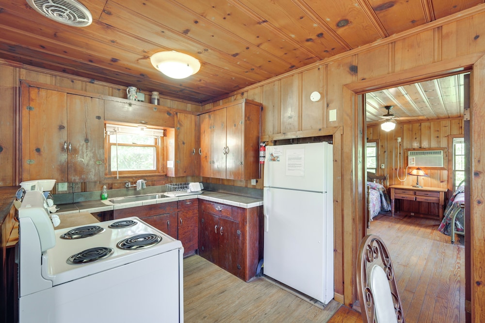 On-site Trails! Cozy Whitney Cottage 2 Mi to Lake