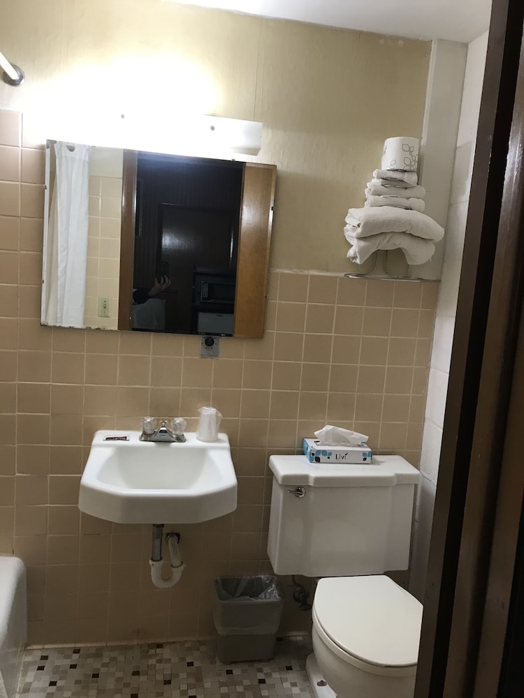 Colonial Inn Dyersville