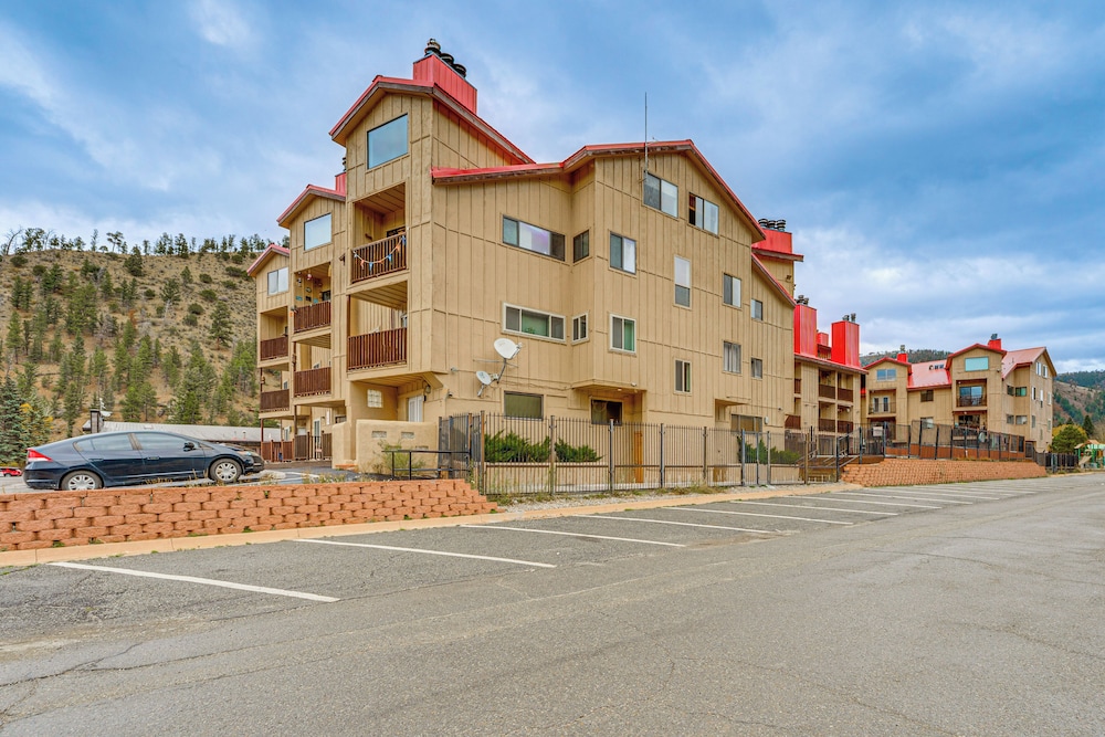Easy Red River Ski Access! Outdoor Adventure Condo