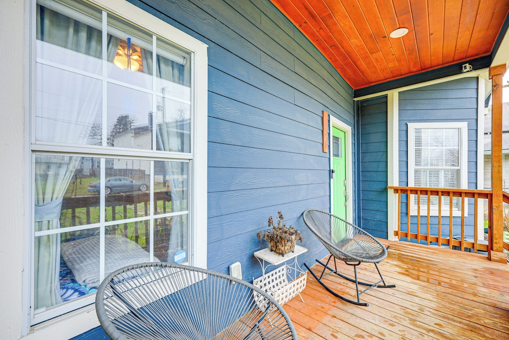 Artsy Bungalow w/ Yard in Dtwn San Antonio