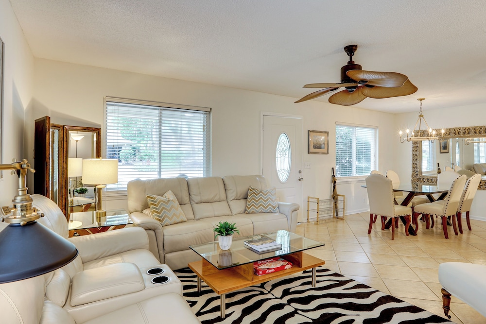 4 Mi to St Simons Beach: Home w/ Furnished Deck