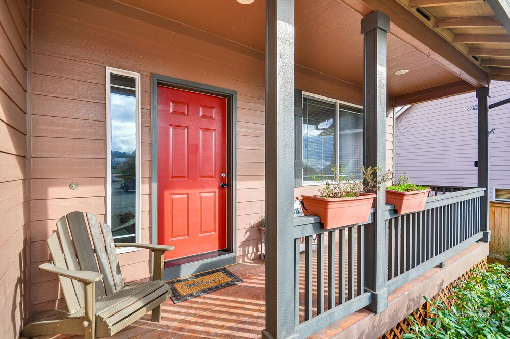 Lovely Dundee Home w/ Private Yard & Fire Pit!