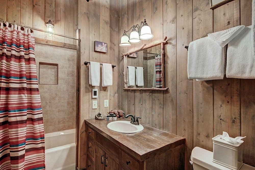 Bear Lodge 6 Bedroom Home by RedAwning