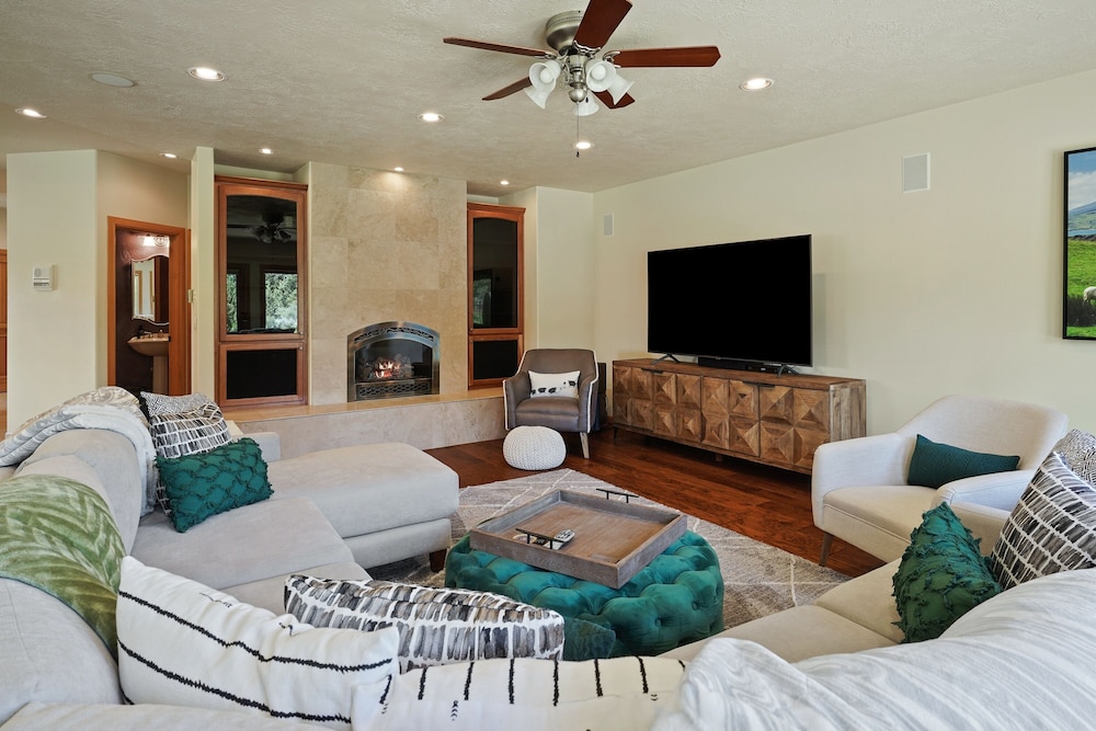 Family-Friendly Dara Oaks Home with Private Hot Tub and BBQ on the Deck by RedAwning