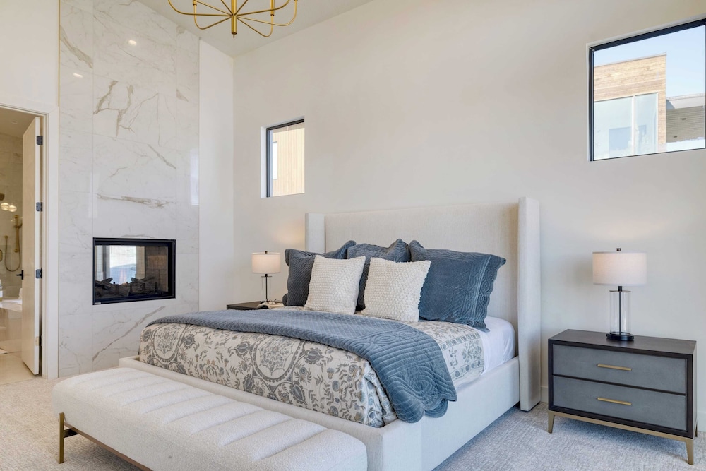 Mins to Deer Valley Lift Firepit, Game Room, Views, 5bdr Orion by Avantstay