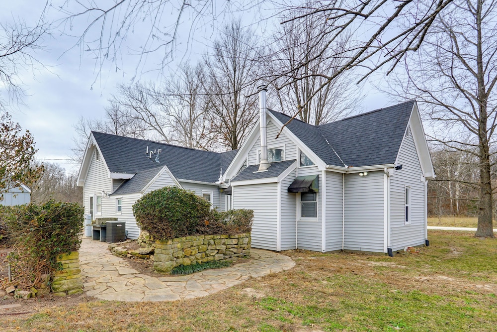 100-year-old Farmhouse in Fulton: 6 Mi to Town!
