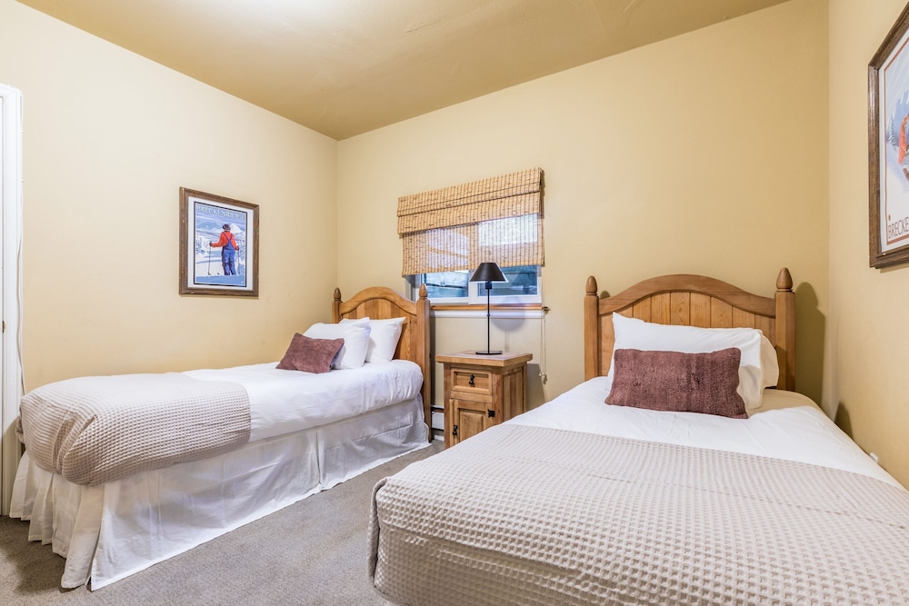 River Rock by Avantstay 8 Bedroom Ski Estate w Hot Tub Movie Theatre 10 Min Walk to Mtn