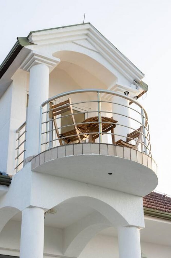 The Lake House 2 in Shkod r
