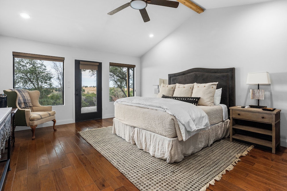 5BR Luxury Home w/ Pool & Wrap-around Porch