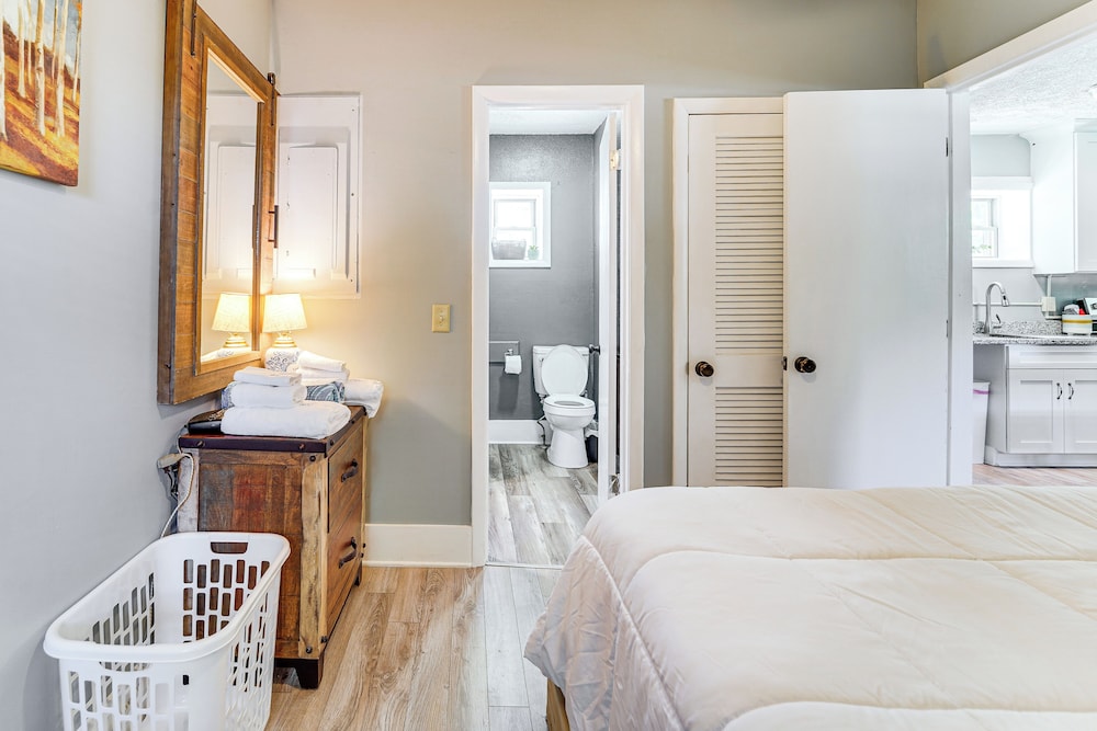 2 Mi to Main Street: Cozy Cabin in Monterey!