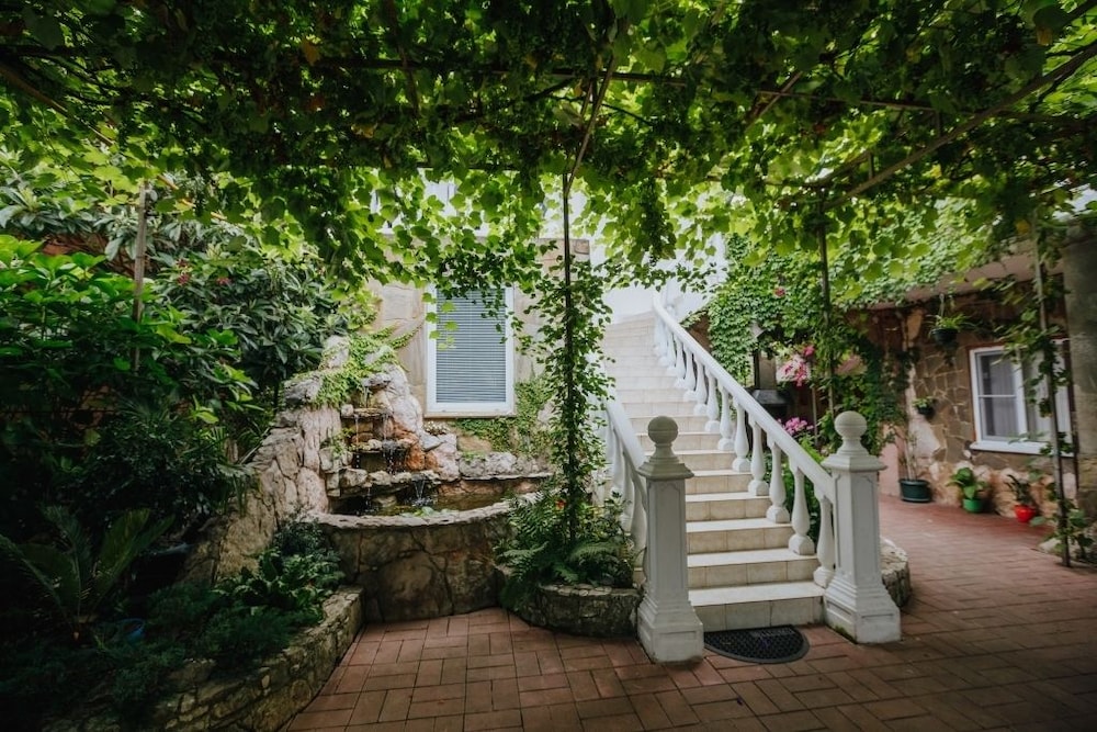 Laura Guest House