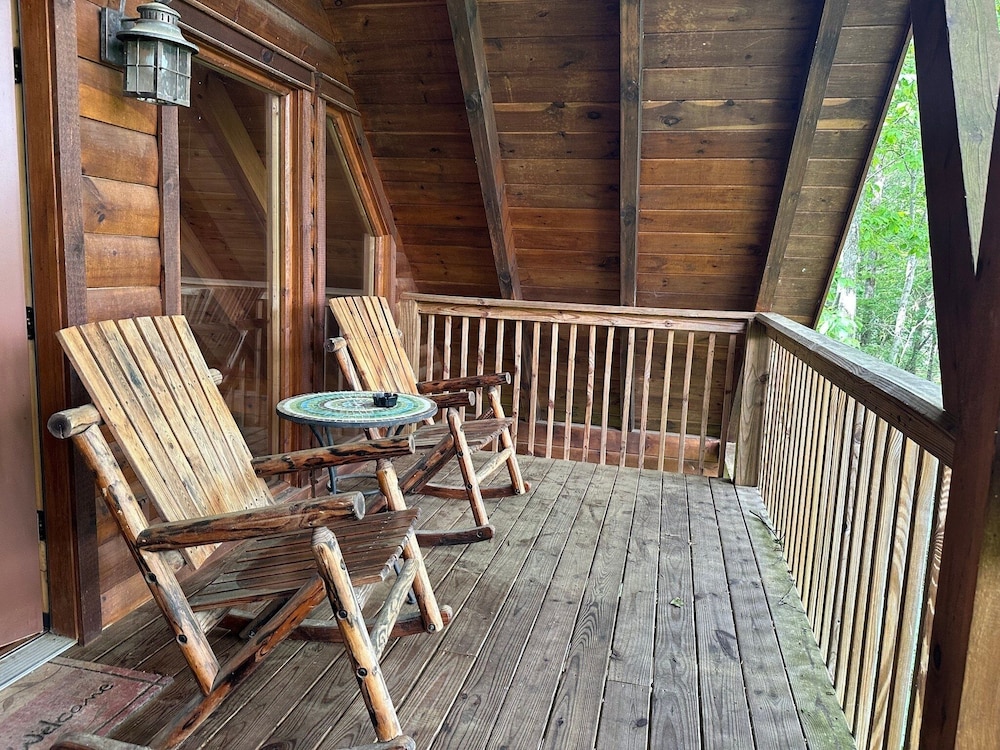 Chillin N Grillin 2 Bedroom Cabin