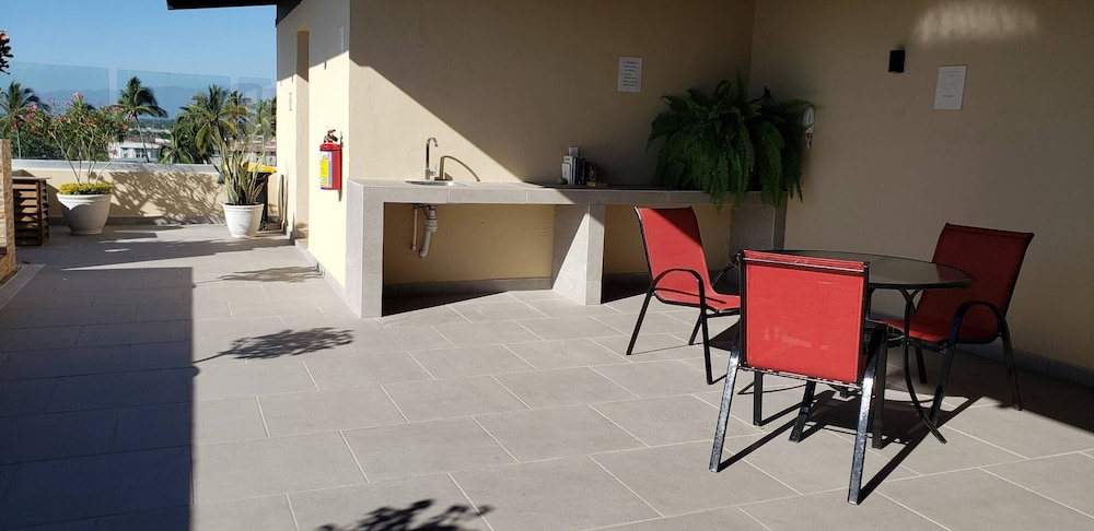 Beautiful Condo With Pool and Close to the Beach view 3