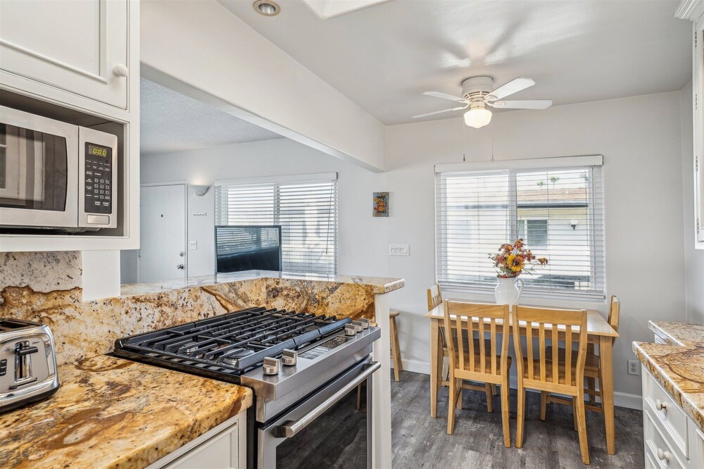 Beautiful 2 Bed Beach Condo #201 2 Bedroom Condo by Sunset Shores Condominiums