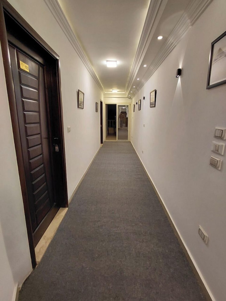 Pearl pyramids Inn