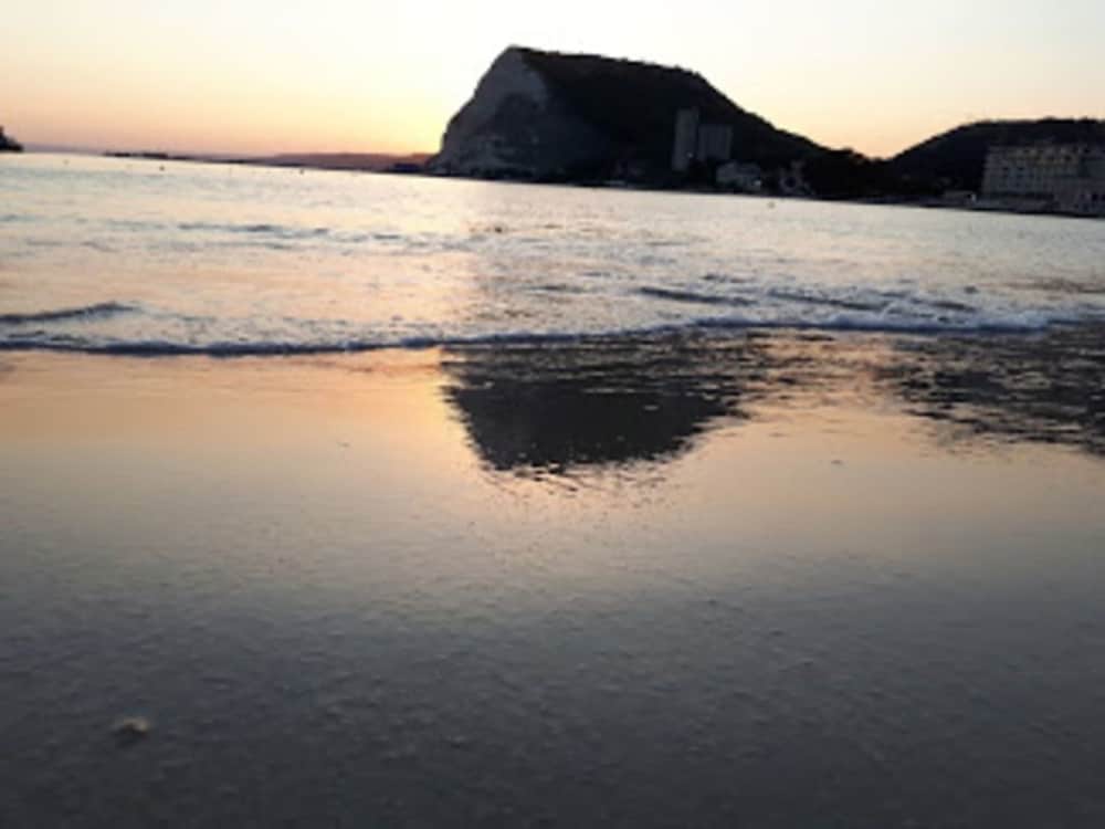 Stunning Beach Apart-sleeps 5! Pool & Sea Views!
