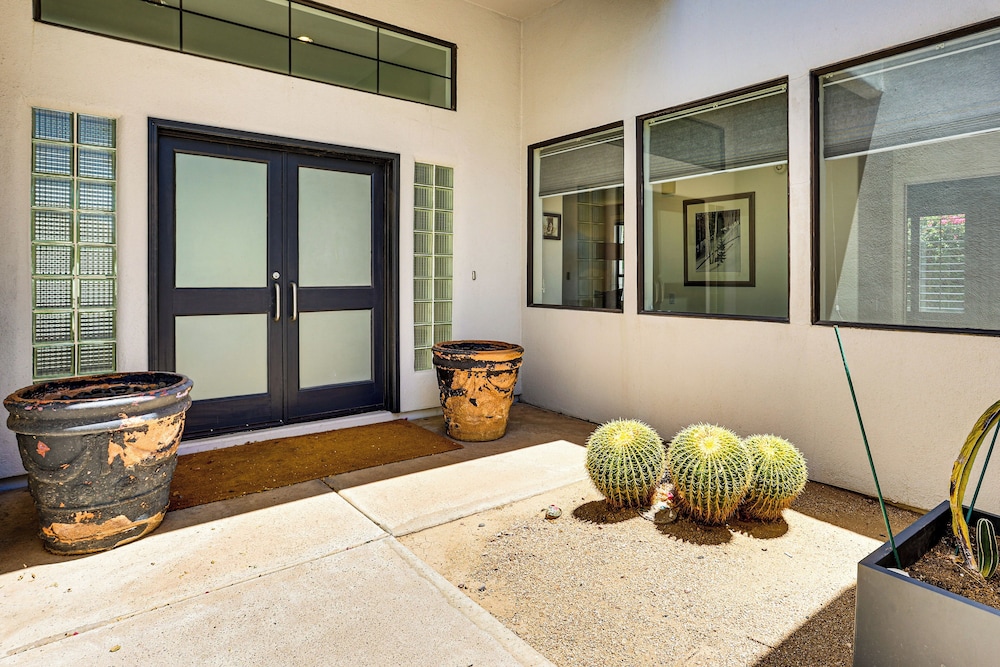 Dog Friendly! Modernist Oasis in North Scottsdale