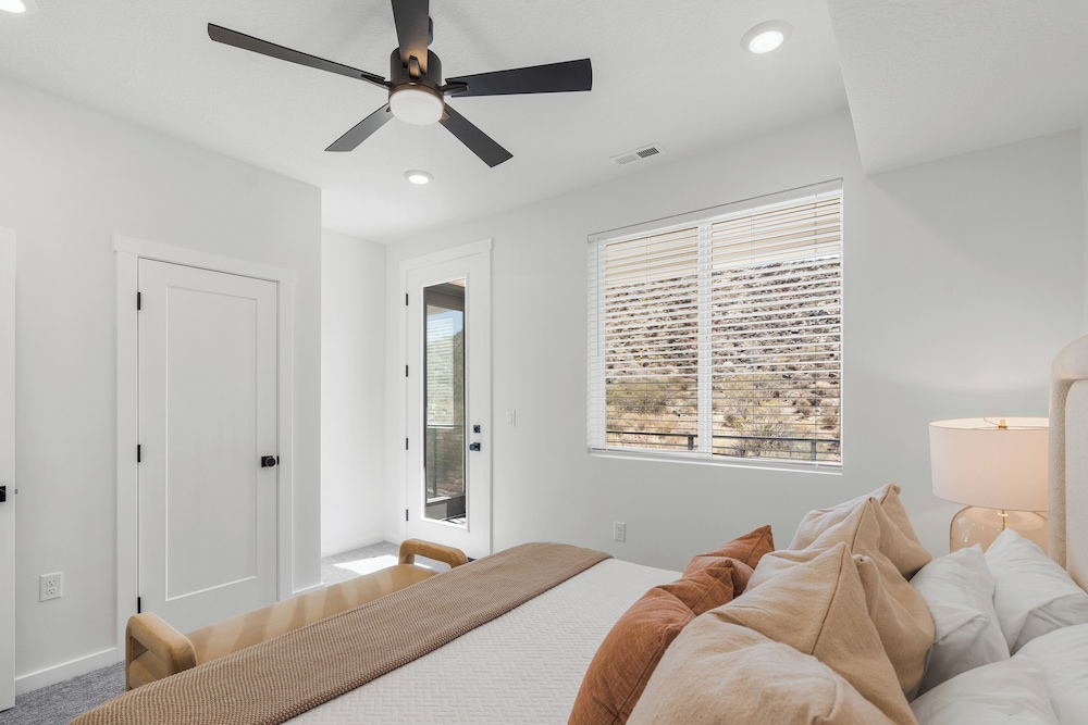 Brand New! Desert Cliff Sleeps 20 Guests!