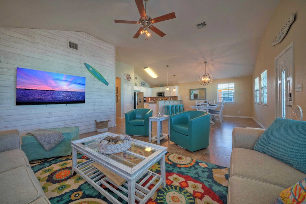 Sleeps 21, 2 Homes 2 Private Pools, Fire Pit, Swing Bar Walk to the Beach