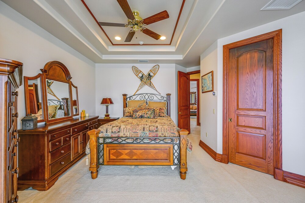 Waterfront Stunner: Effortless Elegance in Naples!