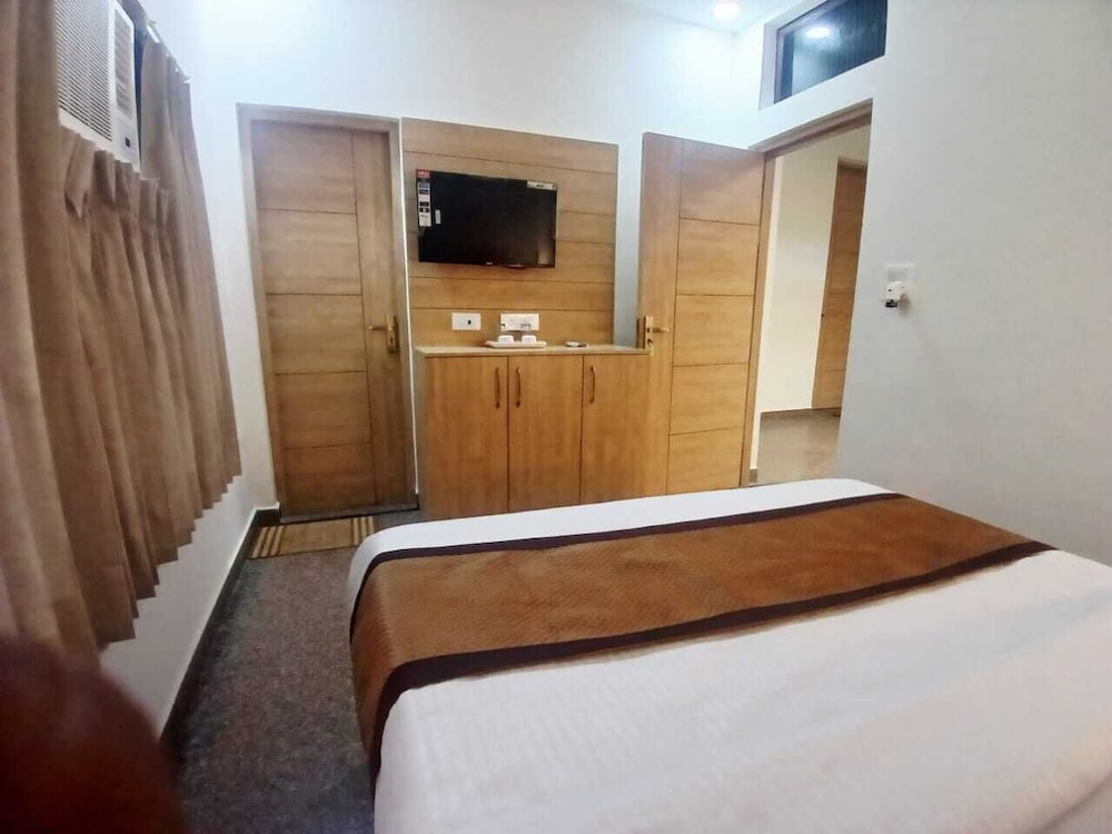 Hotel Devi Ram Atithi Bhawan Vrindavan By HRG